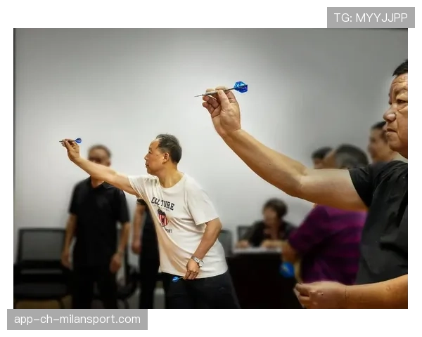 飞镖抛物线：手腕的弧线控制，扔飞镖时的物理原理